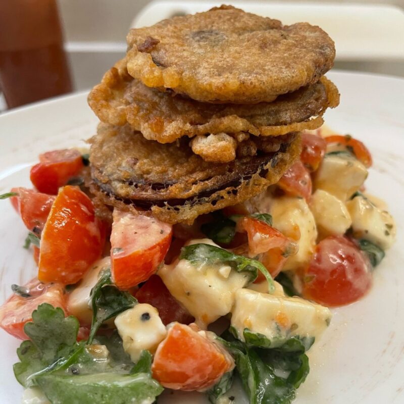 Ensalada de tortitas de cebolla roja