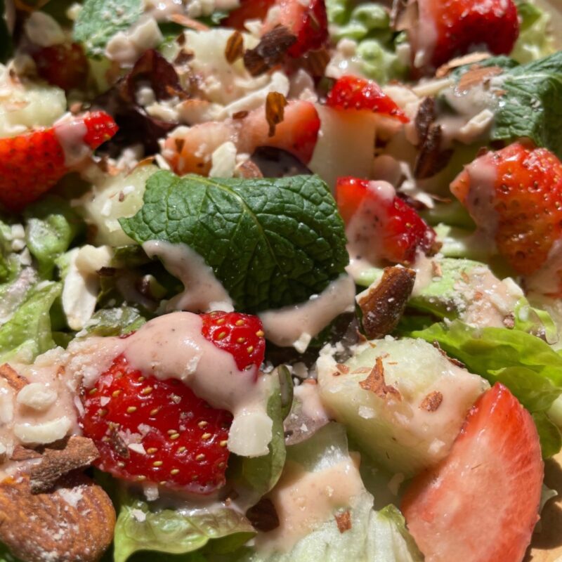 ensalada vegetariana con fresas, melón y almendras