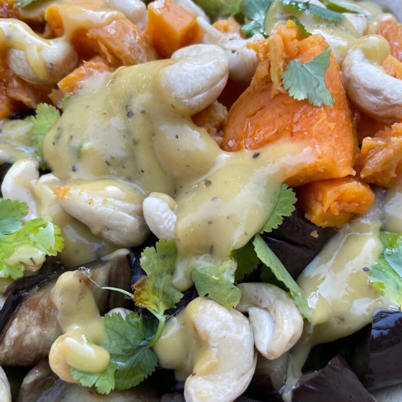 Ensalada vegetariana con mozzarella, tomates cherry y espinacas