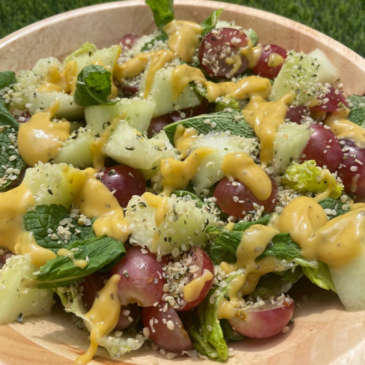 ensalada crudivora con uvas negras y melon