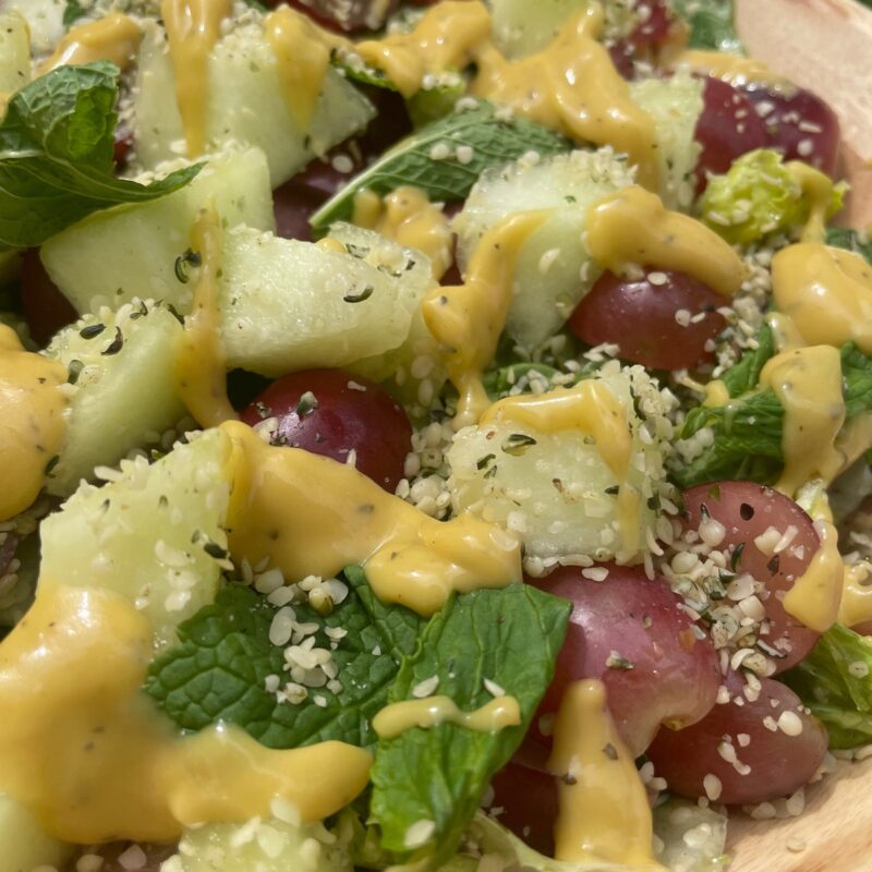 ensalada crudivora con uvas negras y melon