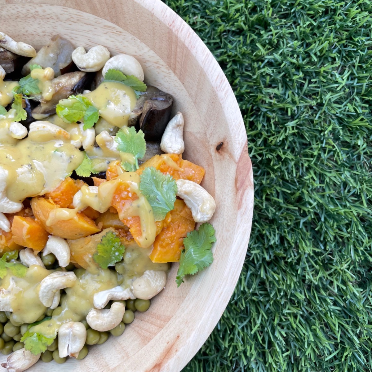 Ensalada vegana con guisantes, boniato asado y berenjena asada