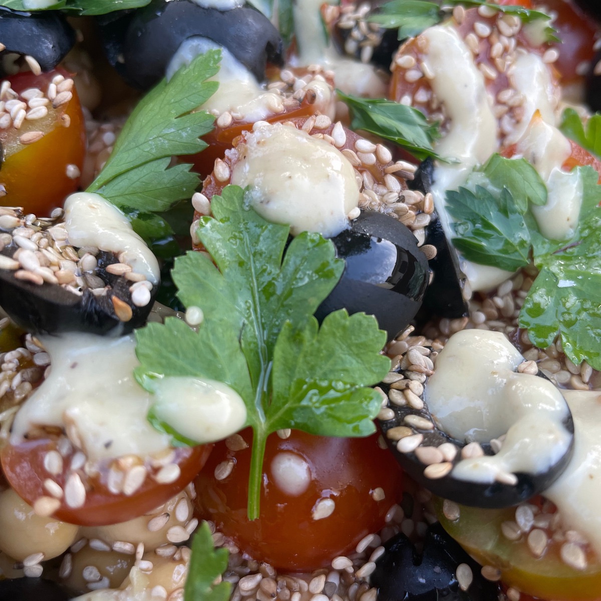 Ensalada vegana con garbanzos, cuscús y tomates cherry