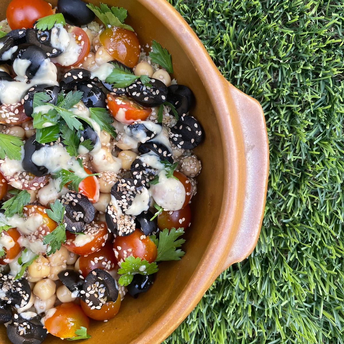 Ensalada vegana con garbanzos, cuscús y tomates cherry