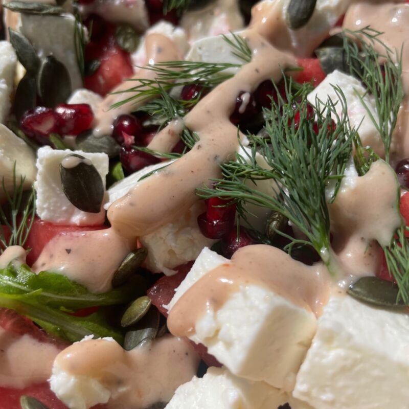 Ensalada vegetariana con queso feta, sandía y granada