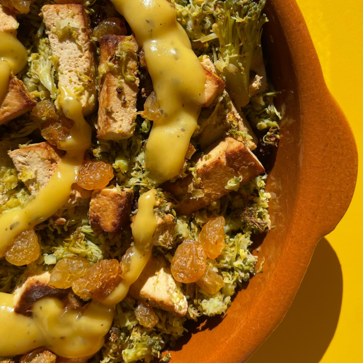 Ensalada vegana con brócoli crujiente y tofu marinado