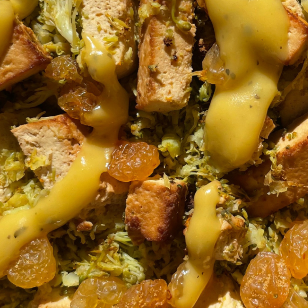 Ensalada vegana con brócoli crujiente y tofu marinado