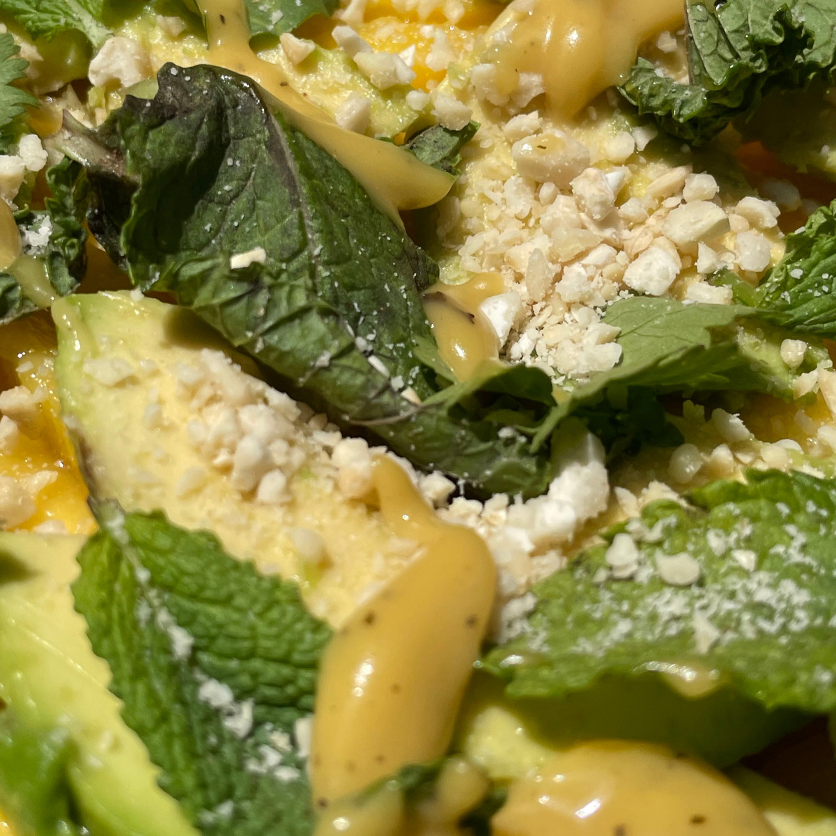 Ensalada vegana con mango y aguacate