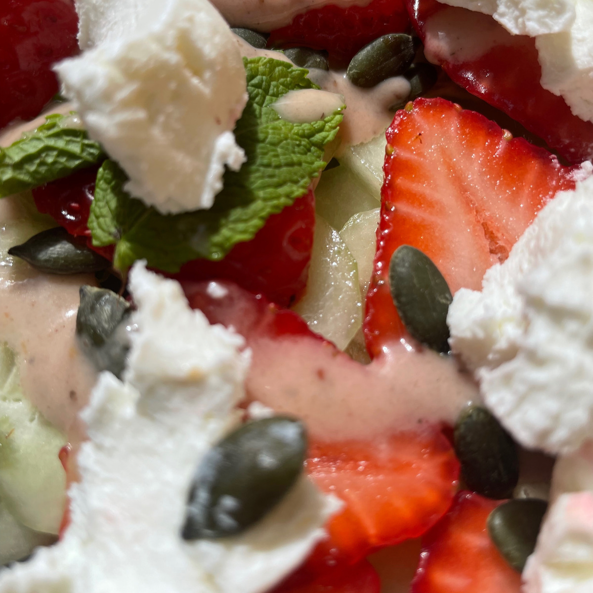 Ensalada vegetariana con pepino, fresas y queso de cabra