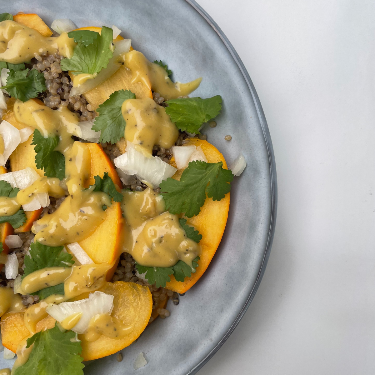 Ensalada con caqui y quinoa