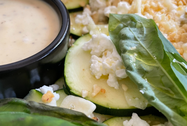 Ensalada cremosa de calabacín y albahaca