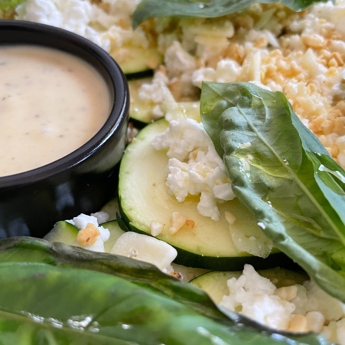 Ensalada cremosa de calabacín y albahaca