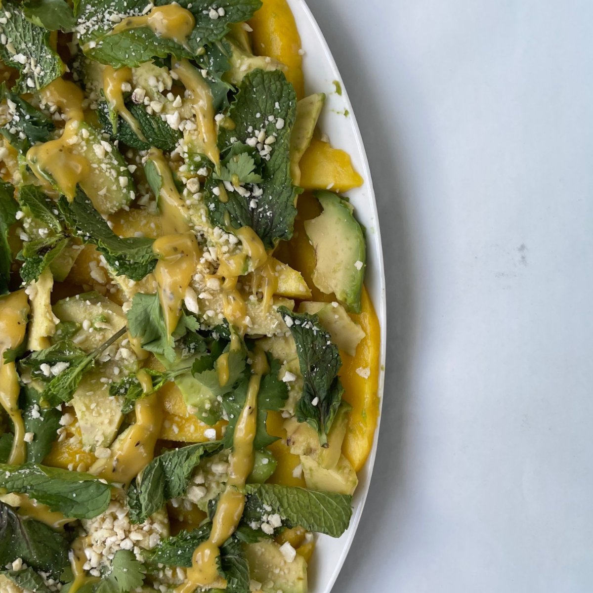 Ensalada vegana con mango y aguacate