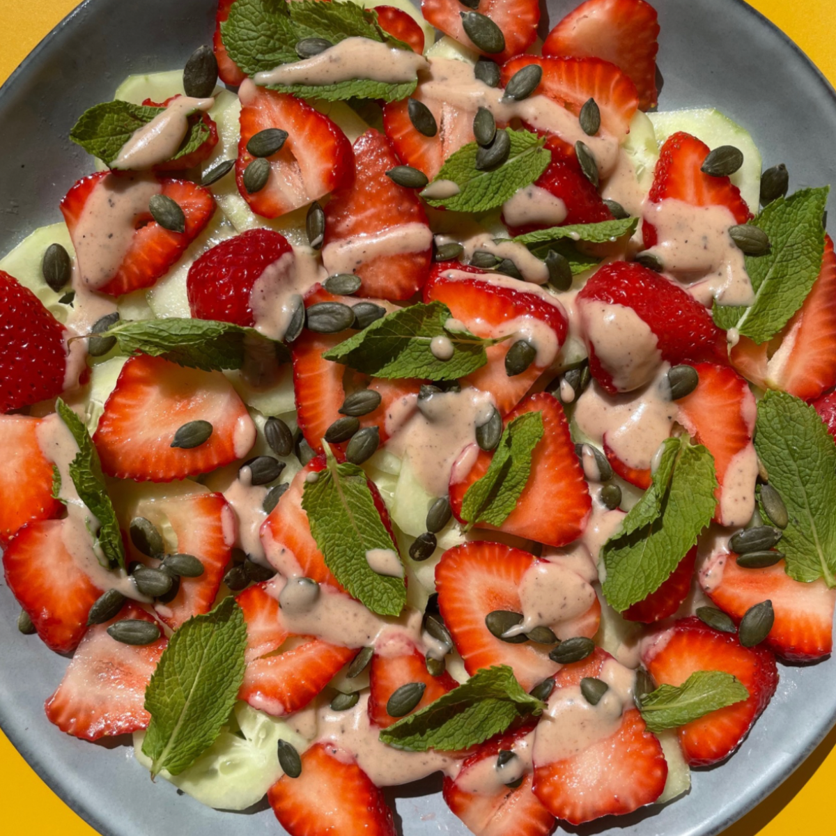 Ensalada vegetariana con pepino, fresas y queso de cabra